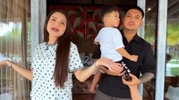 Nathalie Holscher dan Aripatt bulan madu ke Gili Trawangan, Lombok, Nusa Tenggara Barat. Mereka juga mengajak anaknya, Adzam. (Foto: dok Instagram nathalieholscher)
