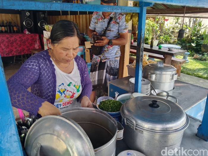Ni Luh Suryantini melanjutkan usaha Bakso Eso legendaris warisan ayahnya di Banjar Pacung, Desa Baturiti, Kecamatan Baturiti, Tabanan, Bali. (Foto: Krisna Pradipta/detikBali)