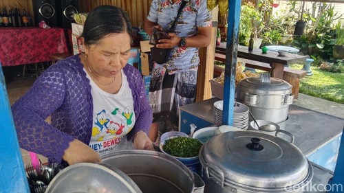 Ni Luh Suryantini melanjutkan usaha Bakso Eso legendaris warisan ayahnya di Banjar Pacung, Desa Baturiti, Kecamatan Baturiti, Tabanan, Bali. (Foto: Krisna Pradipta/detikBali)