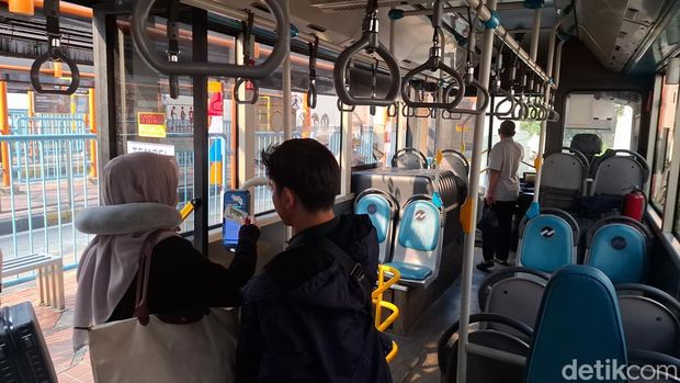 Pekerjamengaku tak mempermasalahkan kenaikan tarif rute Transjabodetabek (TransJ) Blok M-Bandara Soekarno-Hatta (SH2) menjadi Rp 15 ribu. (Belia/detikcom)