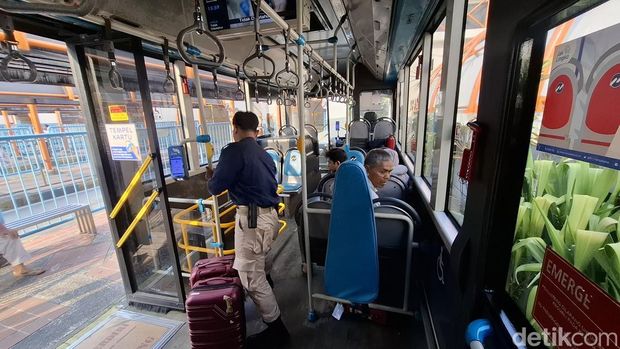 Pekerjamengaku tak mempermasalahkan kenaikan tarif rute Transjabodetabek (TransJ) Blok M-Bandara Soekarno-Hatta (SH2) menjadi Rp 15 ribu. (Belia/detikcom)