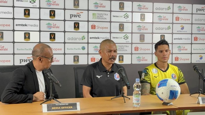 Pelatih Port FC Sarawut Treephan dan kiper Michael Aksel Bataican