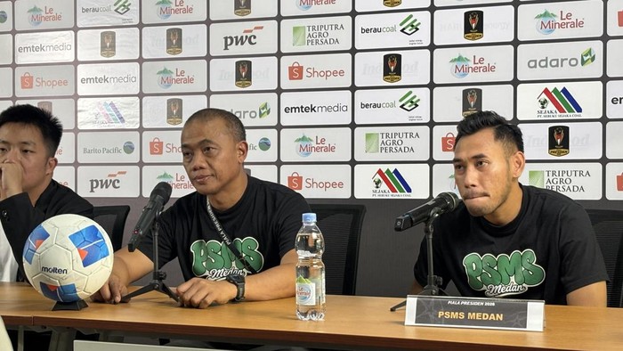 Pelatih PSMS Eko Purjianto dan pemainnya Asyraq Gufran