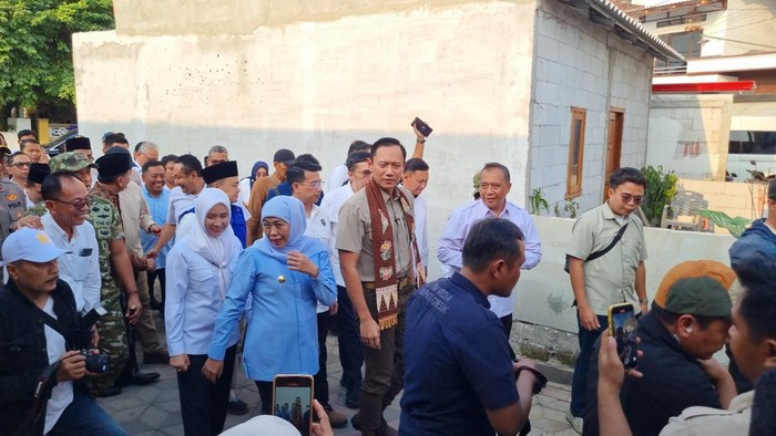 Menteri Koordinator Bidang Infrastruktur dan Pembangunan Kewilayahan, Agus Harimurti Yudhoyono (AHY), didampingi Gubernur Khofifah dan Bupati Gresik Fandi Akhmad Yani