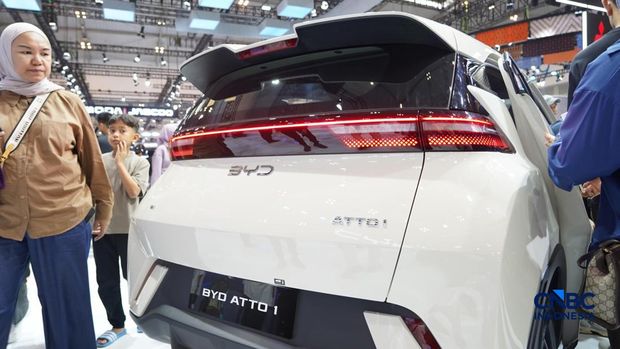 Pengunjung melihat BYD Atto 1 dalam ajang Pameran Gaikindo Indonesia International Auto Show (GIIAS) 2026 yang berlangsung di Indonesia Convention Exhibition (ICE), BSD, Tangerang, Sabtu (1/8/2026). Pengunjung melihat BYD Atto 1 dalam ajang Pameran Gaikindo Indonesia International Auto Show (GIIAS) 2026 yang berlangsung di Indonesia Convention Exhibition (ICE), BSD, Tangerang, Sabtu (1/8/2026). (CNBC Indonesia/Tias Budiarto)