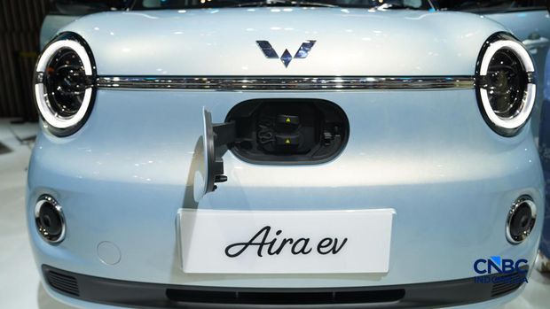 Pengunjung melihat Wuling Aira Ev dalam ajang Pameran Gaikindo Indonesia International Auto Show (GIIAS) 2026 yang berlangsung di Indonesia Convention Exhibition (ICE), BSD, Tangerang, Sabtu (1/8/2026). (CNBC Indonesia/Tias Budiarto) Pengunjung melihat Wuling Aira Ev dalam ajang Pameran Gaikindo Indonesia International Auto Show (GIIAS) 2026 yang berlangsung di Indonesia Convention Exhibition (ICE), BSD, Tangerang, Sabtu (1/8/2026). (CNBC Indonesia/Tias Budiarto)