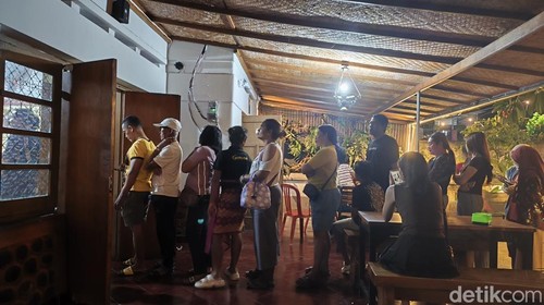 Pengunjung mengantre untuk mendapatkan kopi gratis traktiran Gubernur Bali Wayan Koster dalam perayaan Tumpek Krulut di Singaraja, Sabtu (1/8/2026).