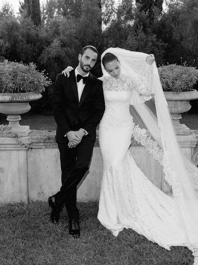 Sebelumnya Thylane mengenakan gaun couture rancangan Eva Bouskila ketika menggelar prosesi pernikahan balai kota di arondisemen ke-16 Paris. Foto: Instagram @thylaneblondeau