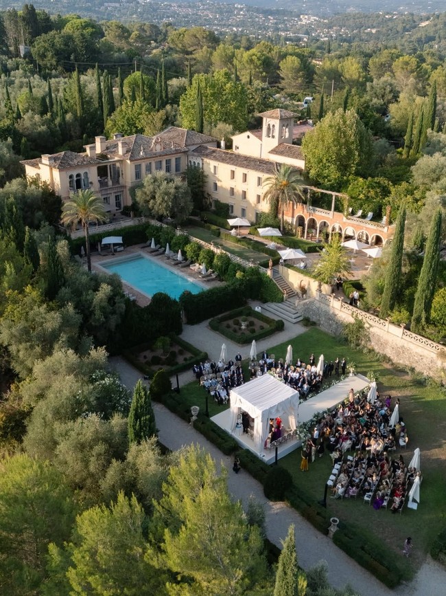 Tylane dan Ben menikah di Chateau Diter, Selatan Prancis yang dimiliki oleh jutawan Patrick Diter. Tempat tersebut adalah perkebunan bergaya Tuscan dengan 18 kamar suite, dua helipad, kolam air asin, taman Italia, biara, bahkan gudang pencicip anggur. Foto: Instagram @thylaneblondeau
