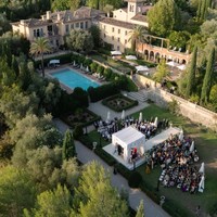Tylane dan Ben menikah di Chateau Diter, Selatan Prancis yang dimiliki oleh jutawan Patrick Diter. Tempat tersebut adalah perkebunan bergaya Tuscan dengan 18 kamar suite, dua helipad, kolam air asin, taman Italia, biara, bahkan gudang pencicip anggur. Foto: Instagram @thylaneblondeau