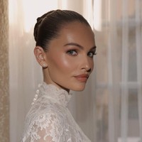 Dalam foto yang diunggah sang model, wanita kelahiran Prancis yang dijuluki gadis tercantik di dunia sejak usia 6 tahun tersebut terlihat menggelar perayaan indah dan intim dihadiri orang-orang terdekat. Foto: Instagram @thylaneblondeau