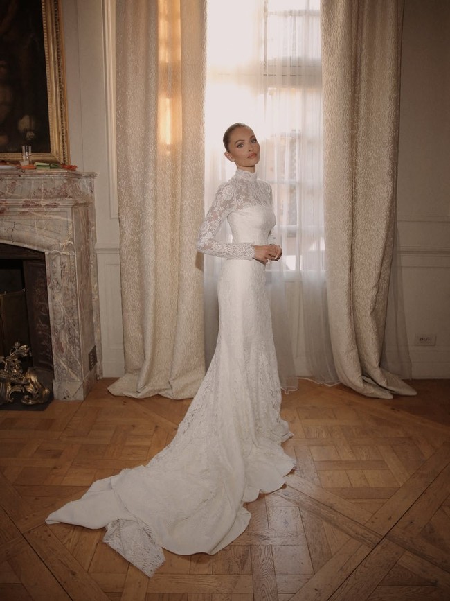 Kali ini Thylane memilih gaun pengantin elegan dengan ekor dramatis dari Miu Miu yang juga dilengkapi veil panjang. Gaun pengantin impianku. Kustom oleh @miumiu. Di mana selamanya dimulai. Foto: Instagram @thylaneblondeau
