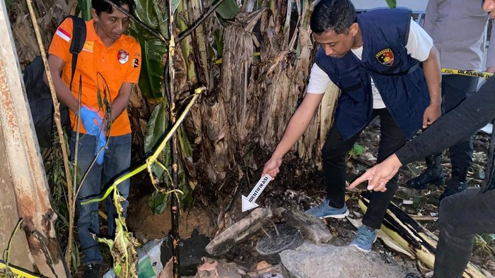 Polisi melakukan olah TKP di lokasi kebocoran pipa gas alam di Prabumulih
