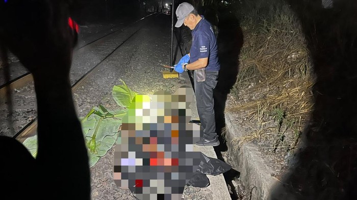 Polisi melakukan olah TKP pria yang tewas tertemper keretadi Bandar Lampung