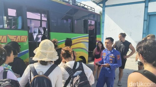 Polisi mendata penumpang kapal wisata yang tenggelam di perairan Satonda, Dompu, NTB, Sabtu (1/8/2026).