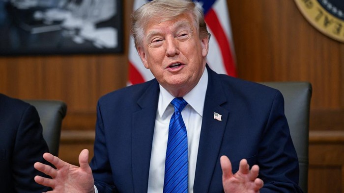 Presiden AS Donald Trump saat memimpin rapat kabinet di Camp David, Maryland, pada Jumat (31/7) waktu setempat (REUTERS/Daniel Heuer)