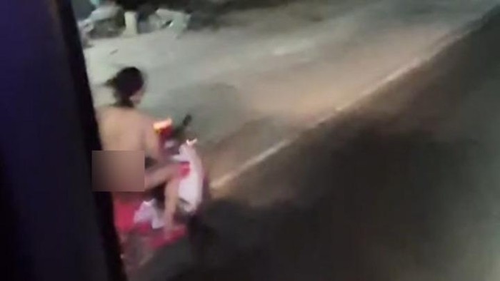 Pria bugil motoran keliling di Jalan Lamongan-Babat