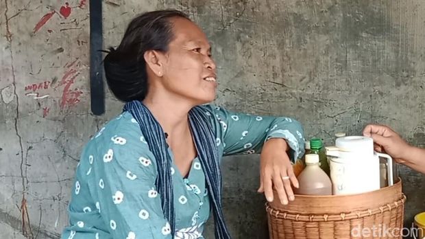 Puji, penjual jamu gendong asal Wonogiri. Puji, penjual jamu gendong asal Wonogiri.