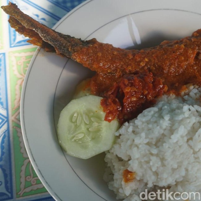 Lezatnya Lele Bumbu Rujak Bu Jujuk, Warung Legend di Tambakberas Jombang