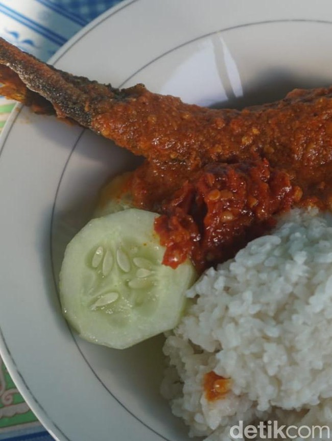 Lezatnya Lele Bumbu Rujak Bu Jujuk, Warung Legend di Tambakberas Jombang