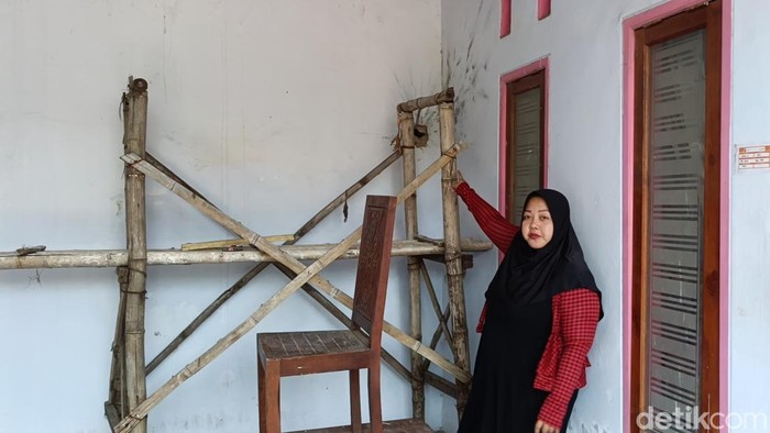 Rumah warga Probolinggo diteror bom ikan atau bondet hingga temboknya bolong. Penghuni mengaku trauma.