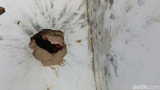 Rumah warga Probolinggo diteror bom ikan atau bondet hingga temboknya bolong. Penghuni mengaku trauma. Rumah warga Probolinggo diteror bom ikan atau bondet hingga temboknya bolong. Penghuni mengaku trauma.