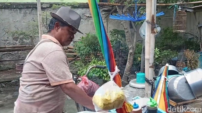 Sarto, penjual bakso tusuk asal Wonogiri.