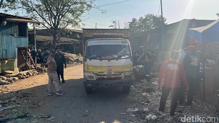 Sebanyak 5 truk pengangkut sampah dari tiga kecamatan dicegat saat hendak masuk ke Tempat Pemrosesan Akhir (TPA) Antang, Kota Makassar, Sulawesi Selatan (Sulsel).