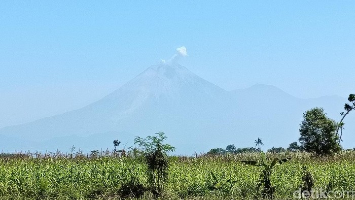 Semeru luncurkan lava pijar hingga 1 kilometer.