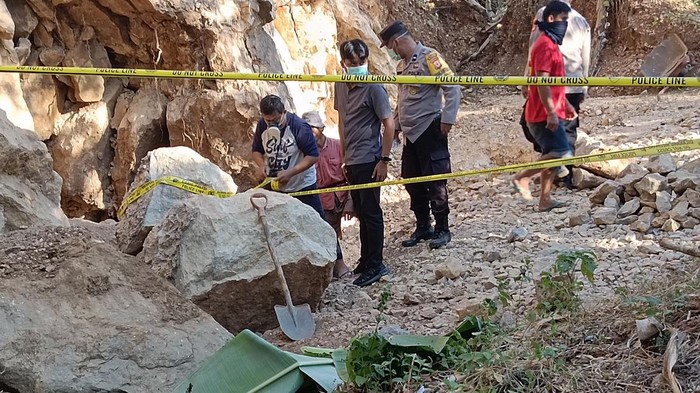 Seorang buruh pemecah batu berusia 63 tahun tewas tertimpa batu besar akibat longsor di Pangkep, Sulsel.