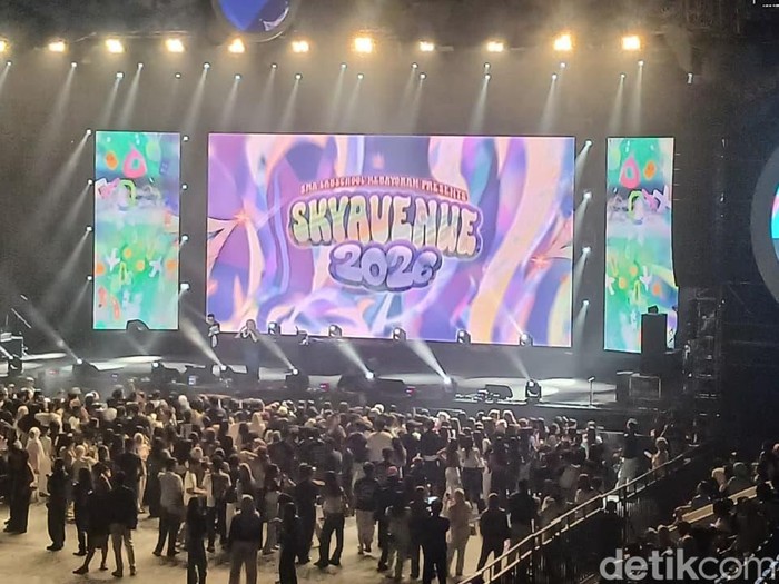 SMA Labschool Kebayoran menggelar festival seni tahunan SkyAvenue 2026 di Istora Senayan, Jakarta, Sabtu (1/8/2026). Ini merupakan gelaran SkyAvenue ke-21 sepanjang sejarah pensi tersebut.