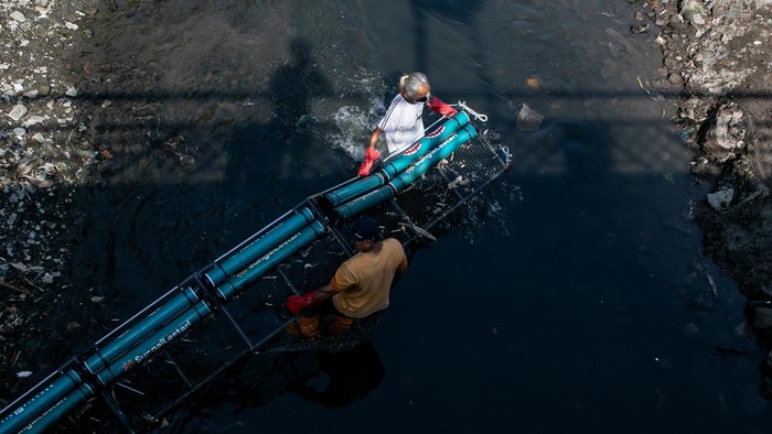 Relawan sungai memasang jaring terapung penahan sampah atau trash boom di Sungai Jenes, Pajang, Laweyan, Solo, Jawa Tengah, Sabtu (1/8/2026). Pemkot Solo bekerja sama dengan United Nations Development Programme (UNDP) dan Clean Rivers meluncurkan program penanganan sampah Sungai Lestari dengan skema sampah yang diambil dari hulu sungai Kota Solo akan langsung dipilah dan diolah oleh mitra lokal hingga diharapkan mampu menciptakan sungai yang yang bersih sekaligus upaya mengurangi beban kuota sampah di TPA Putri Cempo. ANTARA FOTO/Mohammad Ayudha/YU