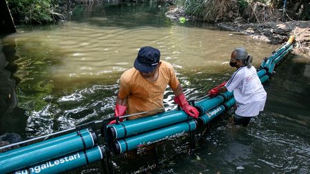 Solo Perangi Sampah Sungai dengan Pemasangan Trash Boom