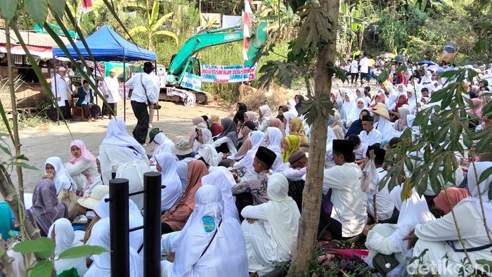 Suasana doa bersama warga Desa Sambeng, Borobudur, Magelang menolak tambang pasir, Sabtu (1/8/2026).