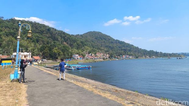 Suasana Taman Desa Jagara Waduk Darma Kuningan Suasana Taman Desa Jagara Waduk Darma Kuningan