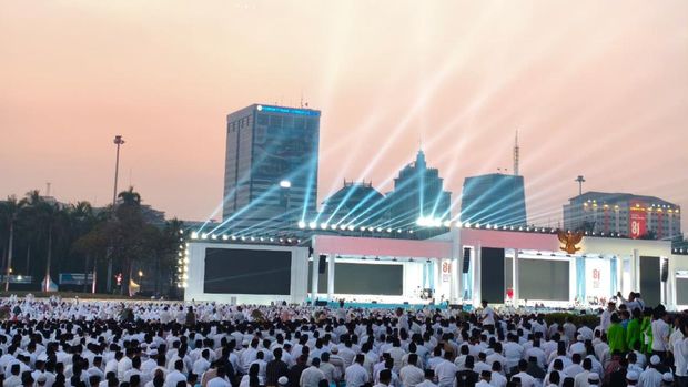 Suasana zikir dan doa kebangsaan di Monas, Jakarta malam ini. (Fadil/detikcom)