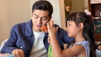 Bukan cuma usiamu yang bertambah, tapi lingkaran hatimu juga ikut bertambah, tulis Teuku Ryan dalam akun Instagram pribadinya dilihat pada Sabtu (1/8/2026). Foto: Instagram @teukuryantr