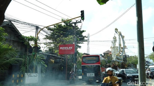 Tidak ada satu pun CCTV yang terpasang di tiang lampu lalu lintas di simpang Arjuna, Ubud, Sabtu (1/8/2026).