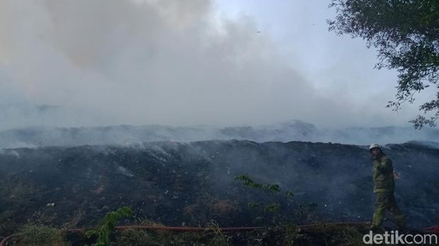 Tim Damkar Klaten memadamkan api di TPA Troketon, Pedan, Klaten. Tim Damkar Klaten memadamkan api di TPA Troketon, Pedan, Klaten.