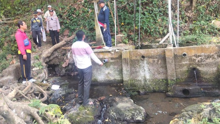 Polisi bersama sejumlah saksi mendatangi lokasi yang diduga menjadi TKP Video asusila sesama jenis