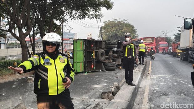 Truk muat galvalum terguling di Taman, Sidoarjo. Truk muat galvalum terguling di Taman, Sidoarjo.