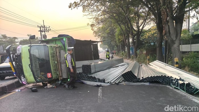 Truk muat galvalum terguling di Taman, Sidoarjo.