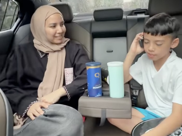 Tya Ariestya beri handphone jadul.