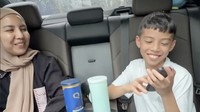 Kanaka belajar memakai ponsel barunya. Dia belajar mengetik SMS dan menelepon. Foto: Instagram @tya_ariestya