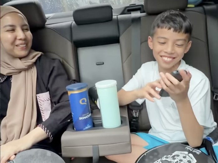 Tya Ariestya beri handphone jadul.