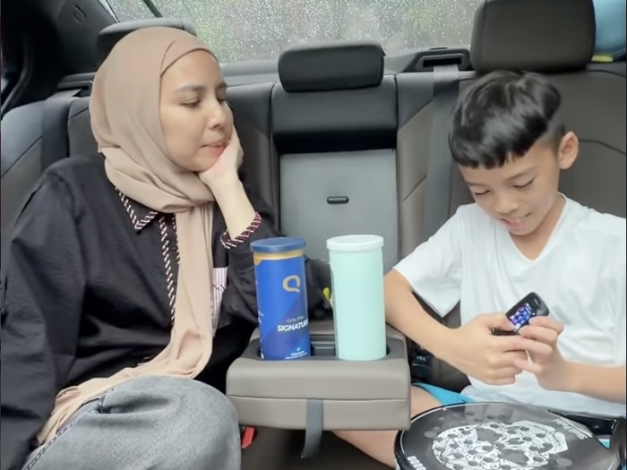 Tya Ariestya beri handphone jadul.