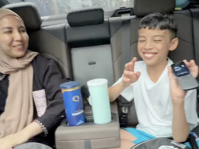 Tya Ariestya beri handphone jadul.