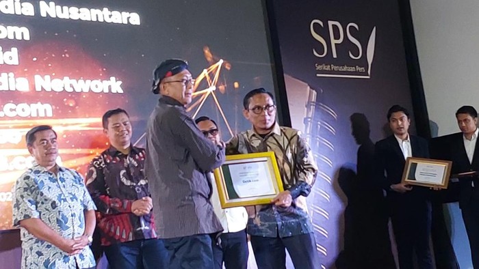 Wakil Ketua Dewan Pers Totok Suryanto menyerahkan penghargaan kepada detikcom yang diterima anggota Dewan Redaksi, Sudrajat. (Foto: Tatang  Mutaqin, Ph.D)