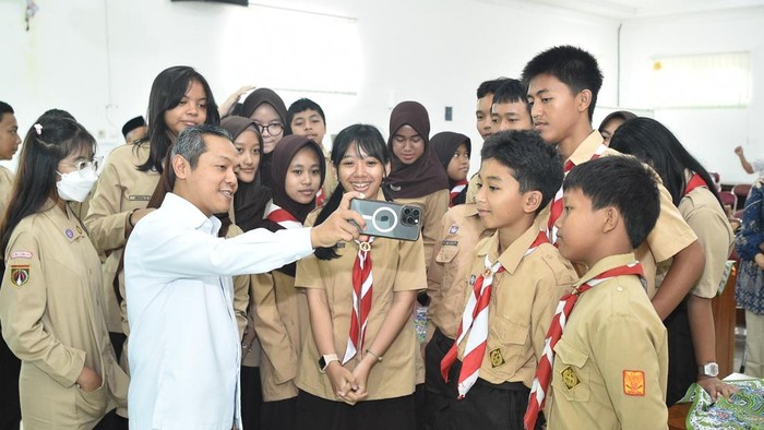 Wamendikdasmen Fajar dan calon murid baru SNT Banyumas.