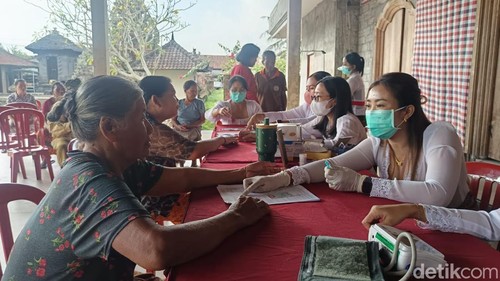Warga melakukan cek kesehatan gratis di Balai Banjar Katimemes, Desa Sudimara, Tabanan, Bali, Sabtu (1/8/2026). (Foto: Krisna Pradipta/detikBali)